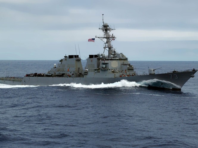 Tàu khu trục mang tên lửa dẫn đường USS Decatur của Mỹ tuần tra xung quanh đảo Tri Tôn và Phú Lâm thuộc quần đảo Hoàng Sa của Việt Nam bị Trung Quốc chiếm đóng bất hợp pháp. Ảnh: Báo Thanh Niên / Navy Times.