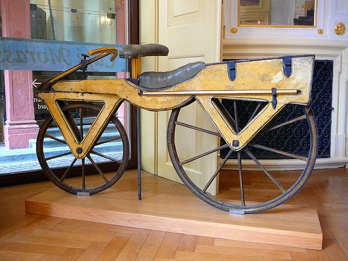 Ảnh: một chiếc xe đạp từ quãng năm 1820. Nguồn: wikipedia.