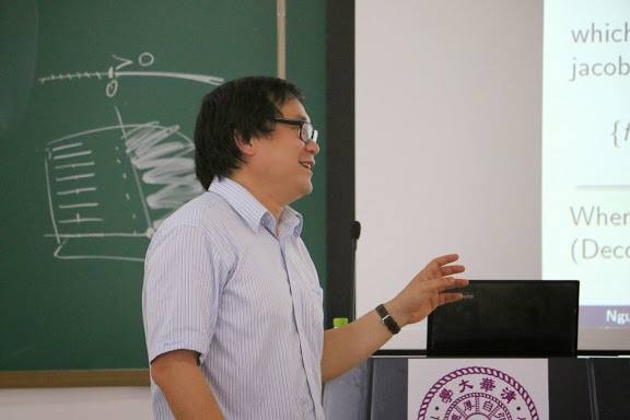 Giáo sư Nguyễn Tiến Dũng giảng bài ở Đại học Thanh Hoa, Trung Quốc. Ảnh do tác giả cung cấp.