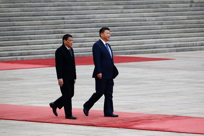 Ông Rodrigo Duterte và ông Tập Cận Bình tại Bắc Kinh, ảnh: The New York Times.