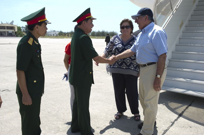 Bộ trưởng Quốc phòng Mỹ Leon Panetta thăm cảng Cam Ranh năm 2012. Ảnh: Defense.gov.