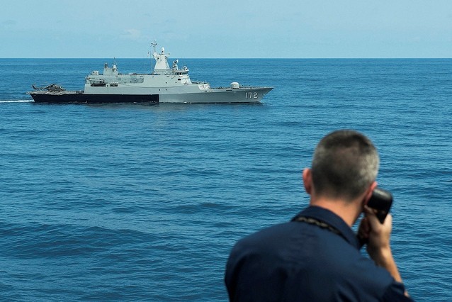 Hải quân Mỹ và Malaysia trong một cuộc tập trận chung ở Biển Đông, ảnh: Philstar.