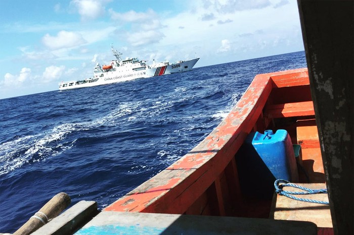 Trước đó tàu cá Philippines khi quay lại bãi cạn Scarborough đánh bắt luôn phải đối mặt với nguy cơ tàu hải cảnh Trung Quốc rình rập, xua đuổi, đe dọa. Ảnh: ABS-CBN News.