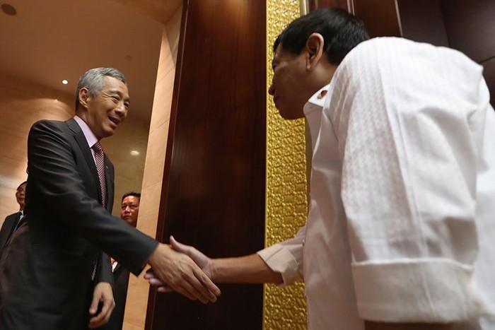 Thủ tướng Singapore Lý Hiển Long gặp Tổng thống Philippines Rodrigo Duterte bên lề hội nghị thượng đỉnh ASEAN tại Viêng Chăn, Lào, ảnh: Philstar.