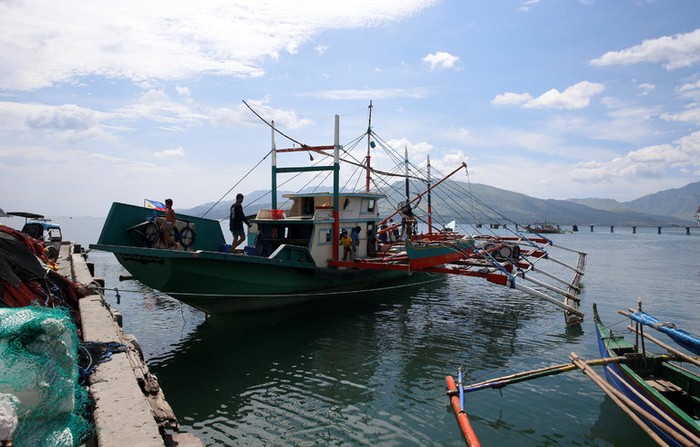 Một tàu cá Philippines trở về từ Scarborough hôm thứ Ba, theo Reuters. Hãng thông tấn Anh ghi nhận từ ngư dân các tàu cá này rằng, họ vẫn chỉ được đánh bắt bên ngoài Scarborough mà không bị hành hung, còn tàu hải cảnh Trung Quốc vẫn án ngữ cửa vào đàm phá bãi cạn, không cho họ vào bên trong. Ảnh: Reuters.