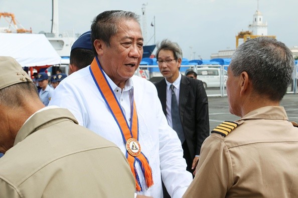 Bộ trưởng Giao thông Vận tải Philippines ông Arthur Tugade đang nói chuyện với một thủy thủ cảnh sát biển Nhật Bản, ảnh Getty Images.
