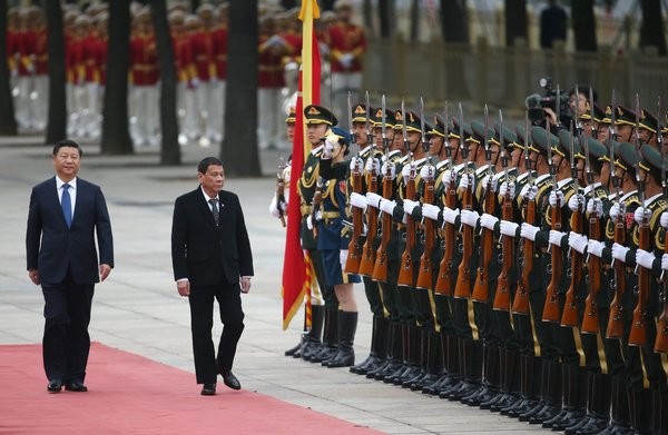 Tổng thống Philippines Rodrigo Duterte thăm Trung Quốc, ảnh: WSJ.