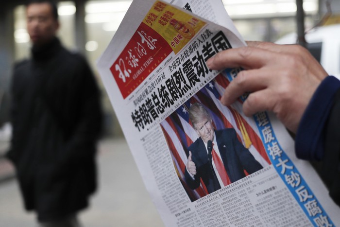 Dư luận Trung Quốc hả hê rằng, &quot;chú hề&quot; Donald Trump thắng cử có lợi cho họ hơn bà Hillary Clinton, ảnh: Andy Wong / AP.