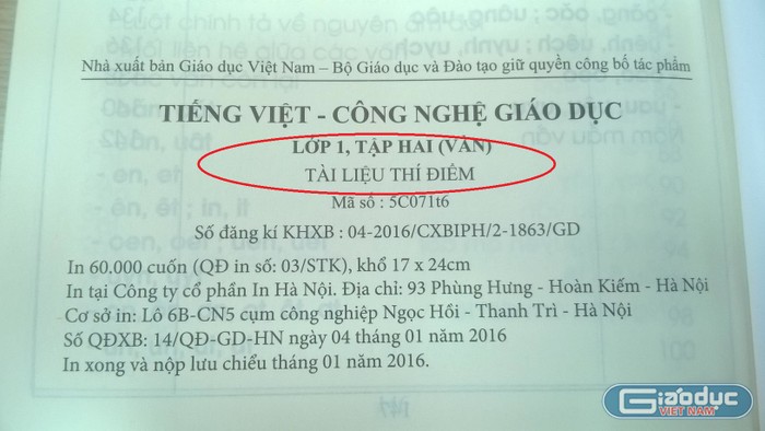 Cuốn Tiếng Việt - Công nghệ giáo dục, lớp 1, tập hai do Nhà xuất bản Giáo dục Việt Nam phát hành ngày 4/1/2016 vẫn ghi rõ là &quot;Tài liệu thí điểm&quot;. Ảnh: giaoduc.net.vn.