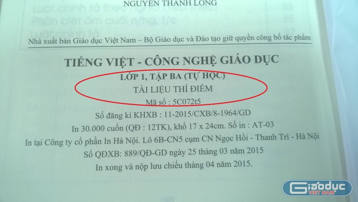 Cuốn Tiếng Việt - Công nghệ giáo dục, lớp 1, tập ba do Nhà xuất bản Giáo dục Việt Nam phát hành ngày 25/3/2015 vẫn ghi rõ là &quot;Tài liệu thí điểm&quot;. Ảnh: giaoduc.net.vn.