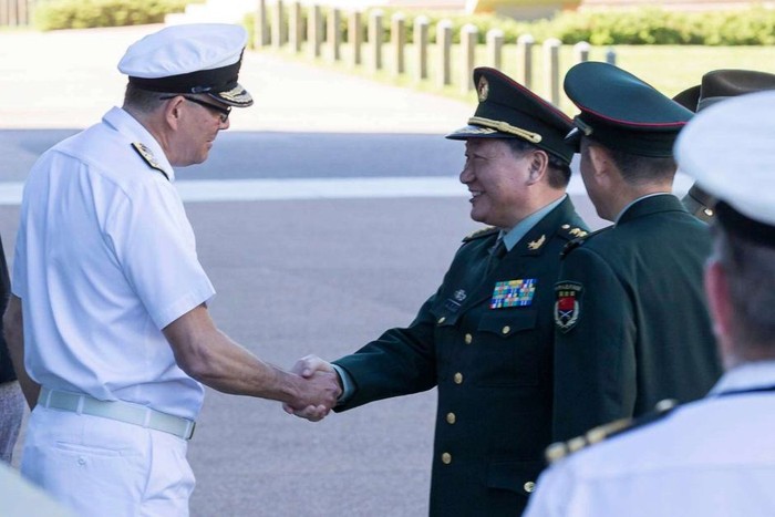 Một viên tướng Australia tiếp ông Vương Giáo Thành và phái đoàn quân sự Trung Quốc, ảnh: ABC News.