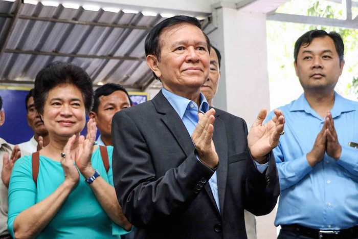 Ông Kem Sokha và nhóm người ủng hộ, ảnh: The Cambodia Daily.