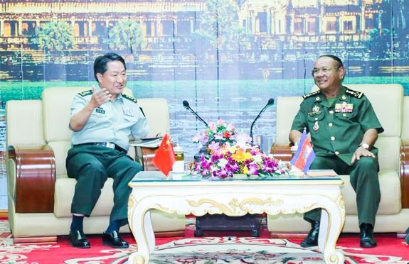 Ông Vương Giáo Thành - Tư lệnh Chiến khu Nam, Trung Quốc trong buổi hội đàm với một tướng lĩnh cấp cao Campuchia, ảnh: Khmer Times.