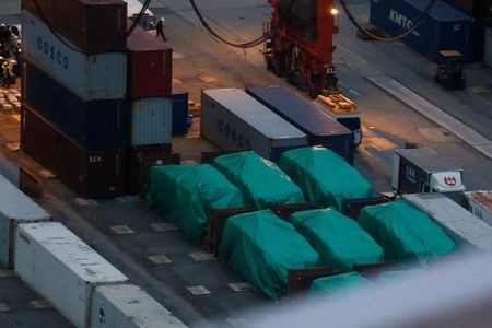 9 xe bọc thép của quân đội Singapore được trùm bạt kín trên tàu container và bị hải quan Hồng Kông giữ lại, ảnh: Reuters.