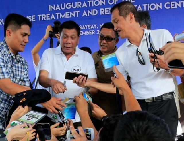 Ông Rodrigo Duterte trả lời báo chí, ảnh: SCMP.