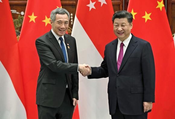 Thủ tướng Singapore Lý Hiển Long với Chủ tịch Trung Quốc Tập Cận Bình, ảnh: AP.