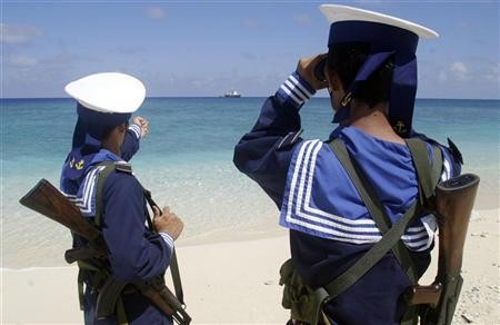 Chiến sĩ Hải quân Nhân dân Việt Nam chắc tay súng bảo vệ chủ quyền thiêng liêng của Tổ quốc, ảnh: Reuters.