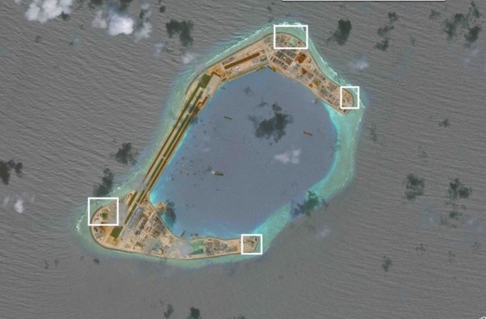 Hình ảnh đảo nhân tạo Trung Quốc bồi lấp bất hợp pháp ở đá Xu Bi, vị trí đánh dấu bằng ô vuông là nơi Trung Quốc bố trí hỏa lực phòng không. Nguồn: CSIS / VOA.