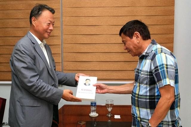 Đại sứ Trung Quốc Triệu Giám Hoa tặng Tổng thống Philippines một cuốn sách của ông Tập Cận Bình. Ảnh: GMA.