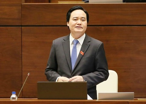 Bộ trưởng Phùng Xuân Nhạ trả lời chất vấn Quốc hội, ảnh: Báo Nhân Dân.
