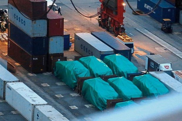 9 xe bọc thép Singapore vẫn đang bị giữ tại Hồng Kông. Ảnh: Reuters.