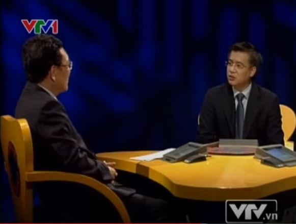 Biên tập viên VTV Quang Minh và Bộ trưởng Phạm Vũ Luận trong chương trình Đối thoại chính sách khoảng cuối năm 2011, ảnh chụp màn hình.