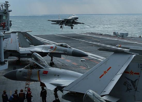 Chiến đấu cơ J-15 tập cất hạ cánh trên tàu sân bay Liêu Ninh, ảnh: Forbes.