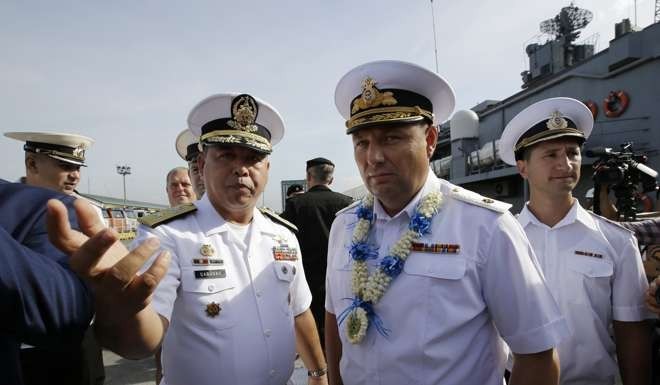 Tư lệnh Hải quân Philippines Francisco Gabudao Jnr (trái) và Chuẩn Đô đốc Nga Eduard Mikhailov tại Manila, ảnh: SCMP.