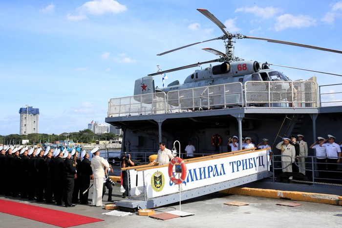 Tổng thống Philippines Rodrigo Duterte thăm chiến hạm Nga đang có mặt ở Manila hôm qua 6/1. Ảnh: WSJ.