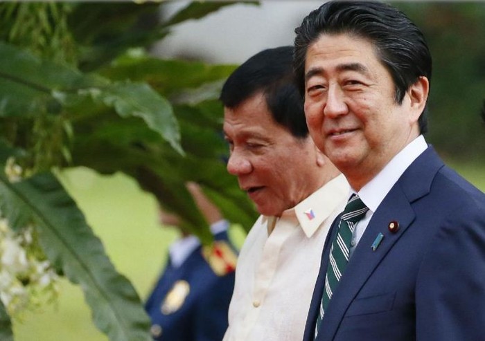 Thủ tướng Nhật Bản Shinzo Abe và Tổng thống Philippines Rodrigo Duterte. Ảnh: AP.