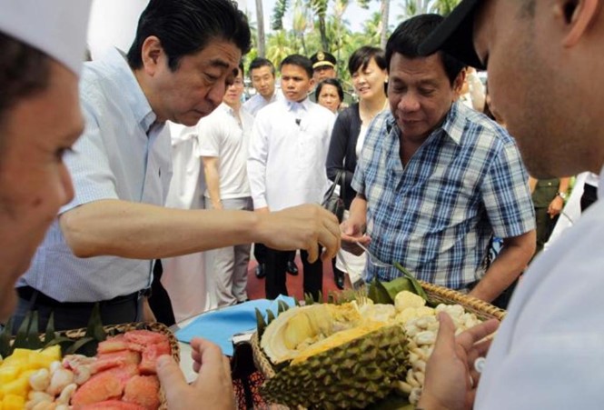 Tổng thống Rodrigo Duterte mời Thủ tướng Nhật Bản thưởng thức sầu riêng, ảnh: news.abs-cbn.com.