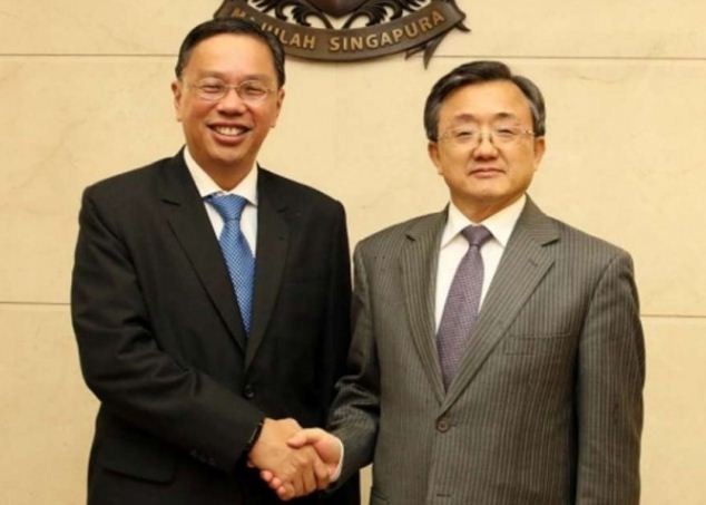 Thứ trưởng Thường trực Bộ Ngoại giao Singapore Chee Wee Kiong và Thứ trưởng Ngoại giao Trung Quốc Lưu Chấn Dân, ảnh: SCMP.