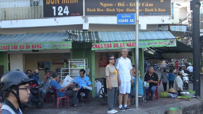 Tiến sĩ Hãn Nguyên Nguyễn Nhã cùng người thân trên đường Hoàng Sa, thành phố Hồ Chí Minh sáng 20/1/2017. Ảnh do tác giả cung cấp.