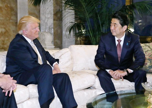 Thủ tướng Shinzo Abe chủ động ghé qua New York gặp ông Donald Trump sau khi đắc cử Tổng thống Mỹ, trên đường đi Peru dự hội nghị APEC. Ảnh: Nikkei Asian Review.
