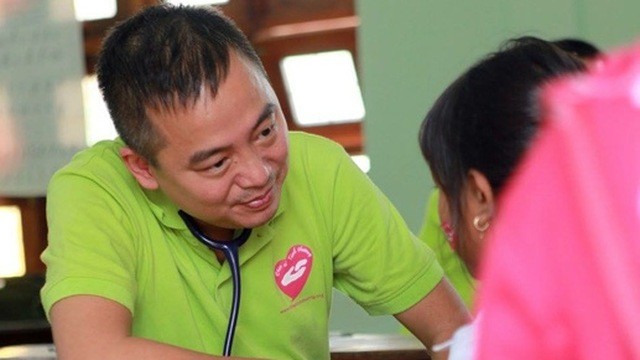 PGS.TS Nguyễn Lân Hiếu trong một chương trình khám tim miễn phí cho trẻ em nghèo. Ảnh: suckhoedoisong.vn.