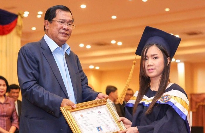 Ông Hun Sen trao bằng tốt nghiệp cho một sinh viên đại học hôm qua 2/2, ảnh: The Cambodia Daily.