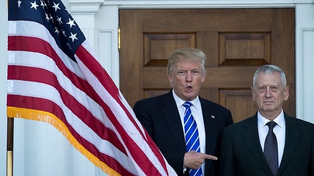 Tổng thống Mỹ Donald Trump và Bộ trưởng Quốc phòng James Mattis, ảnh: Swaraiya.