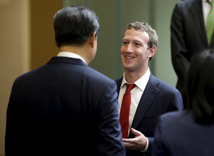 Mark Zuckerberg trong một cuộc trò chuyện với ông Tập Cận Bình, ảnh: The Business Times.