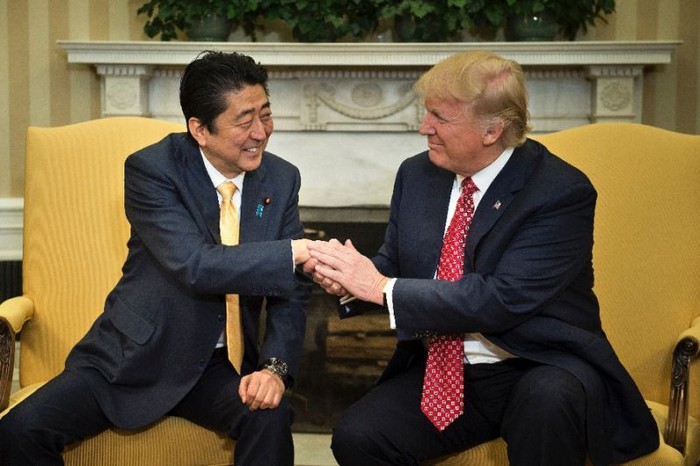 Thủ tướng Nhật Bản Shinzo Abe và Tổng thống Hoa Kỳ Donald Trump tại phòng Bầu Dục, Nhà Trắng, ảnh: Yahoo News.