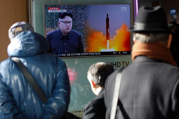 Người dân Hàn Quốc lo lắng theo dõi vụ thử tên lửa của CHDCND Triều Tiên, ảnh: The New York Times.