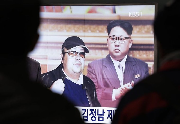 Hình ảnh anh em ông Kim Jong-nam, Kim Jong-un trong bản tin về vụ ám sát, ảnh: AP.