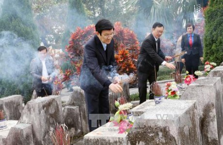 Nguyên Chủ tịch nước Trương Tấn Sang trong lần đến dâng hoa, thắp hương tại nghĩa trang liệt sĩ Vị Xuyên. Ảnh: Nguyễn Khang – TTXVN.
