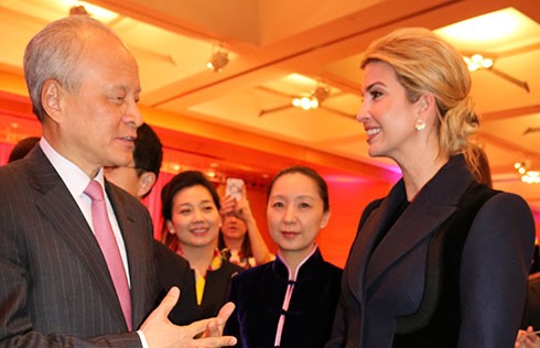 Đại sứ Trung Quốc tại Mỹ Thôi Thiên Khải và con gái ông Trump, Ivanka. Ảnh: China Daily.