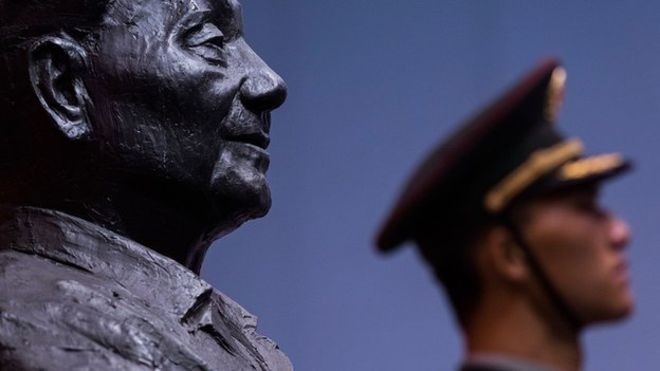 Tượng Đặng Tiểu Bình bên cạnh người lính gác, ảnh: BBC News.