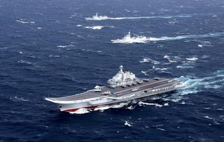 Tàu sân bay Liêu Ninh, Trung Quốc cùng chiến hạm hộ tống tập trận trên biển, ảnh minh họa: Reuters.