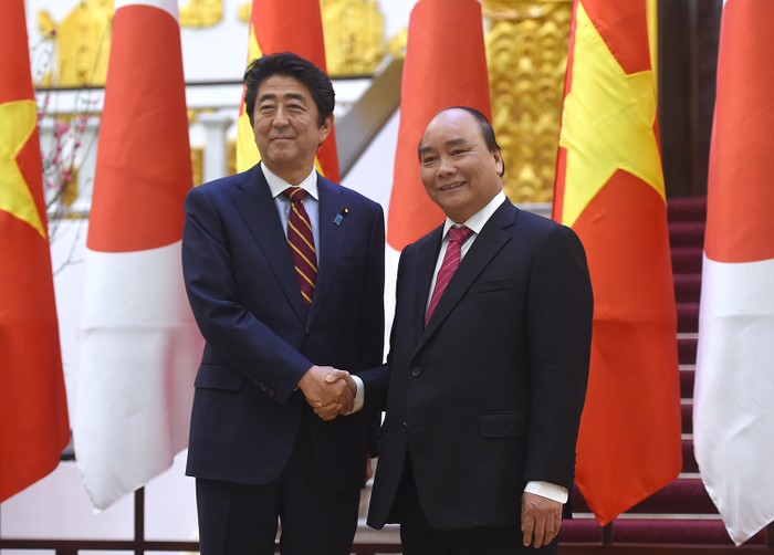 Thủ tướng Nguyễn Xuân Phúc và Thủ tướng Nhật Bản Shinzo Abe - Ảnh: VGP/Quang Hiếu.