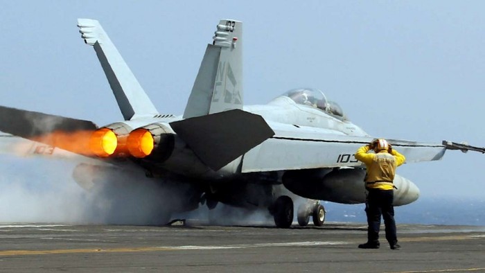 F-18 cất hạ cánh trên tàu sân bau USS Carl Vinson biểu diễn cho 3 vị Bộ trưởng Philppines quan sát, ảnh minh họa: Reuters.