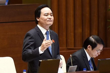 Bộ trưởng Phùng Xuân Nhạ trong phiên trả lời chất vấn của Quốc hội ngày 16/11/2016, trong đó có Đại biểu Quốc hội nêu câu hỏi về triết lý giáo dục của Việt Nam, ảnh: Báo Chính phủ.