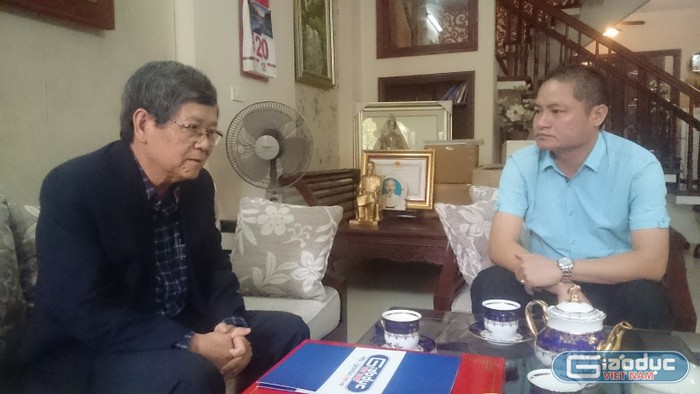 Tiến sĩ Vũ Ngọc Hoàng (bên trái) trò chuyện với nhà báo Đào Ngọc Tước, Phó Tổng biên tập Báo điện tử Giáo dục Việt Nam tại nhà riêng, ảnh Hồng Thủy.