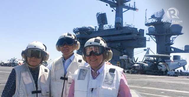 3 Bộ trưởng trong Nội các Tổng thống Rodrigo Duterte được mời thăm tàu sân bay Mỹ USS Carl Vinson trên Biển Đông, từ trái qua phải: Bộ trưởng Tư pháp Vitaliano Aguirre II, Bộ trưởng Quốc phòng Delfin Lorenzana, và Bộ trưởng Tài chính Carlos Dominguez III. Ảnh: Rappler.